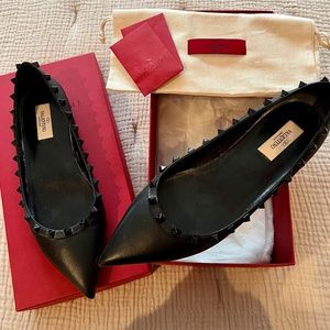 Valentino Garavani Noir Rockstud Leather Ball Flats